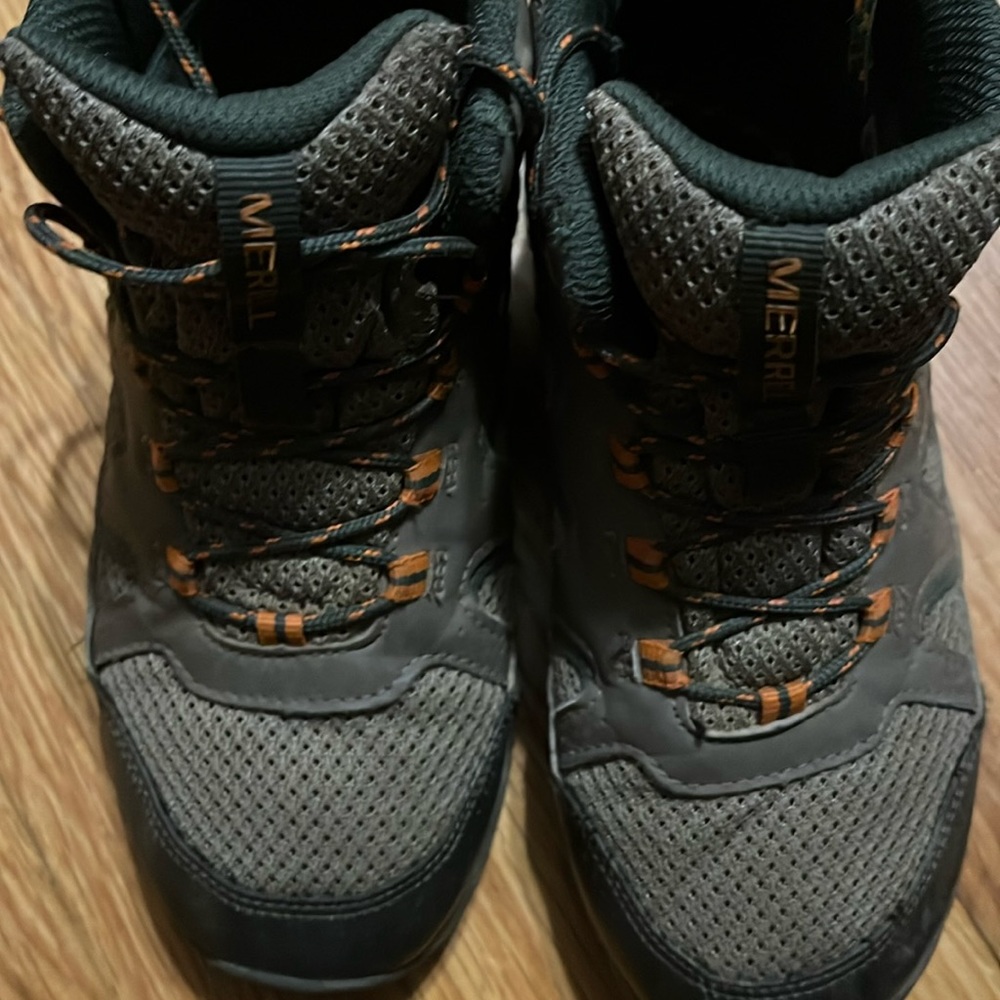 Merrell Boys size 3 hiking boots. Worn less than 3 months.